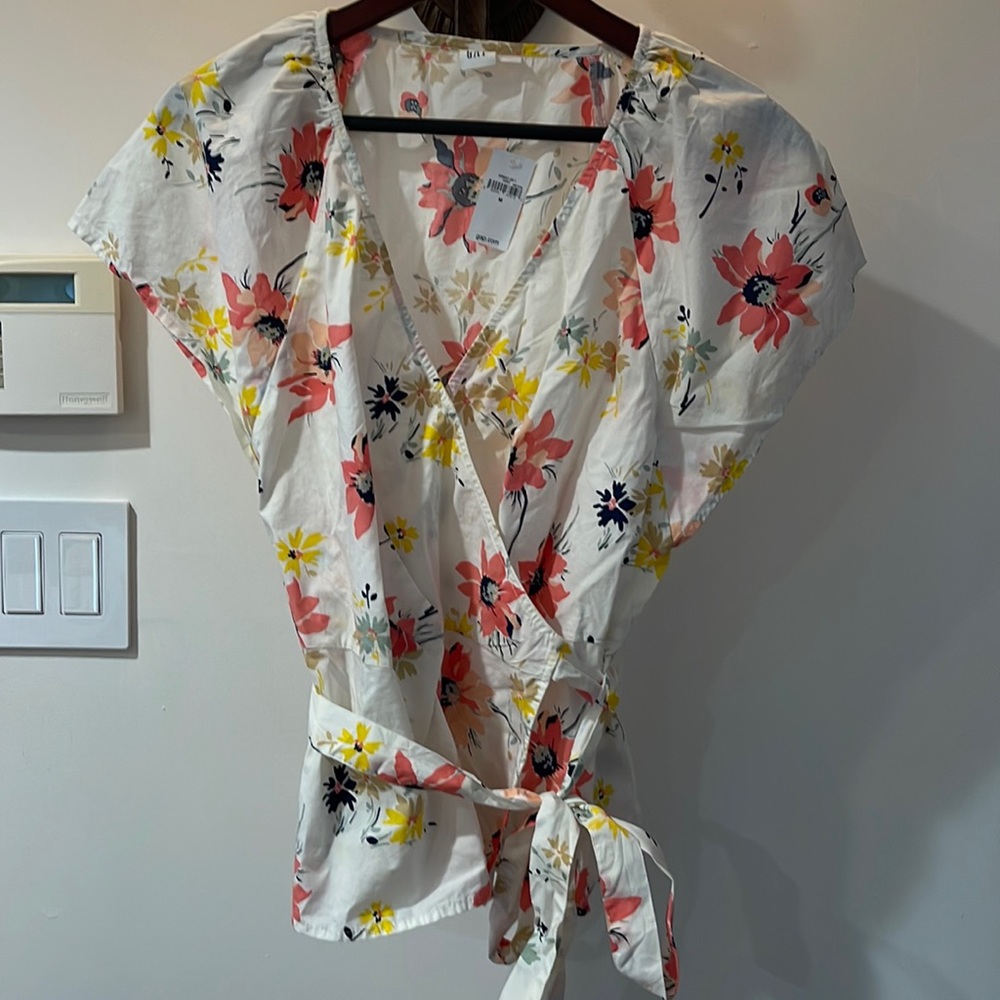Gap cotton wrap around top